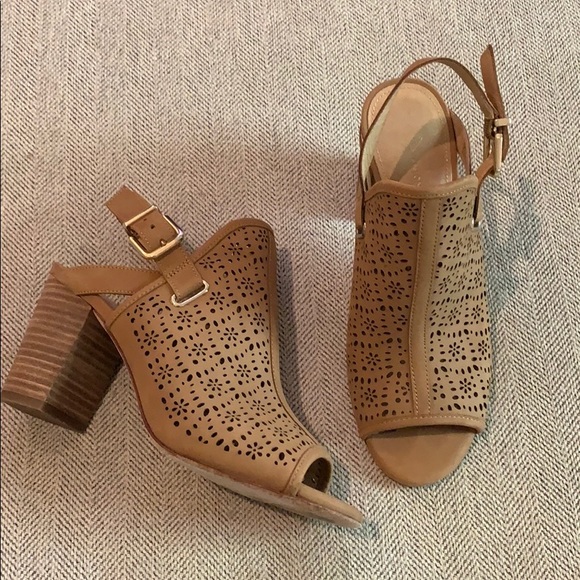 Shoes - ⭐️Antonio Melani cut out camel sandals size 7